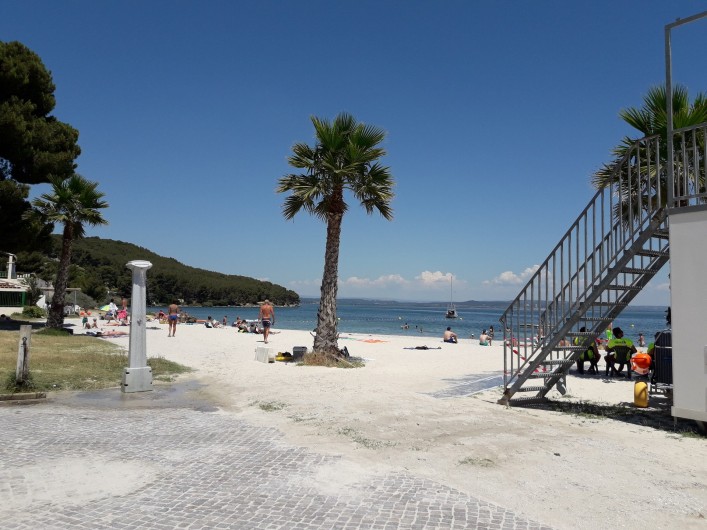 Location de vacances - Maison - Villa à Istres - plage familiale surveillée l’été avec douches et WC