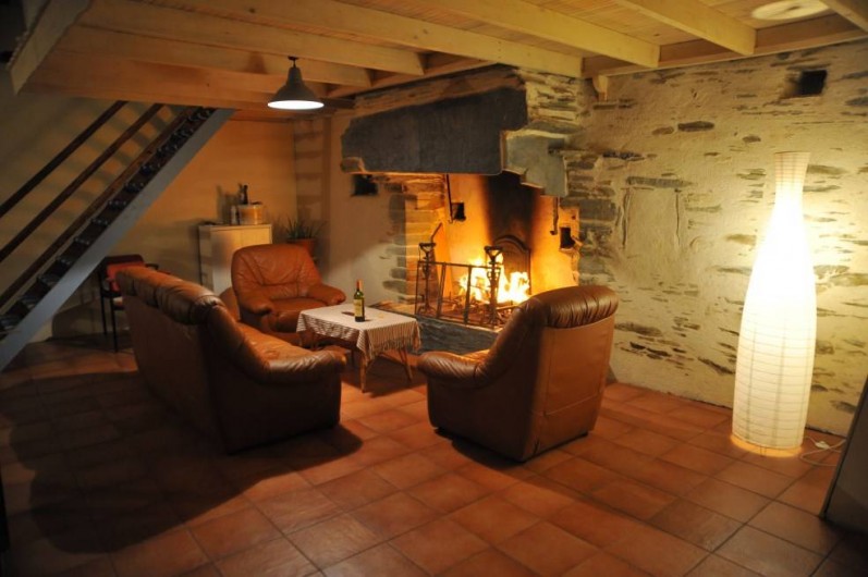 Location de vacances - Gîte à Redon - vue sur le salon avec la vieille cheminée du 17 ième siècle
