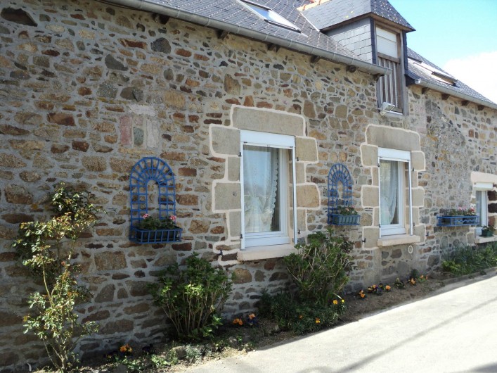 Location de vacances - Gîte à Planguenoual - Façade fleurie en été