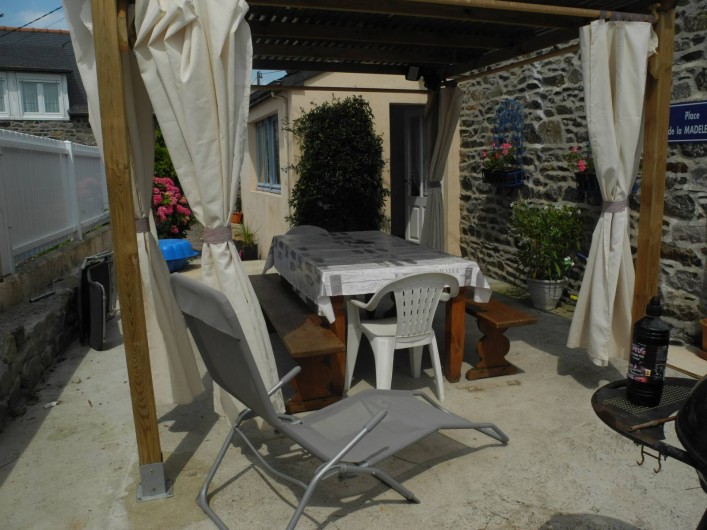 Location de vacances - Gîte à Planguenoual - terrasse sous pergola très agrèable ,ensoleillèé