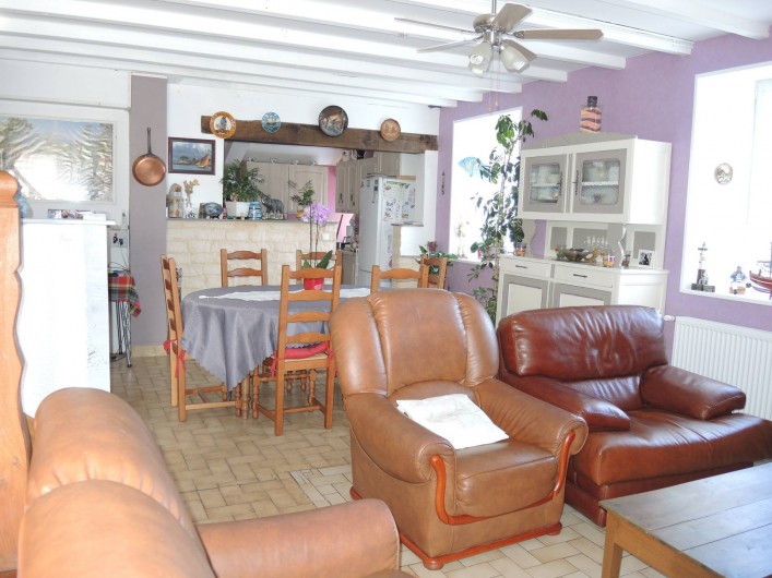 Location de vacances - Gîte à Planguenoual - Salon ,salle à manger ,au fond à droite la  cuisine