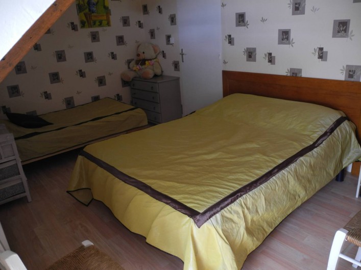 Location de vacances - Gîte à Planguenoual - 2ème chambre avec 1 lit en 140cm ,1lit en 90cm et 1 lit bébé