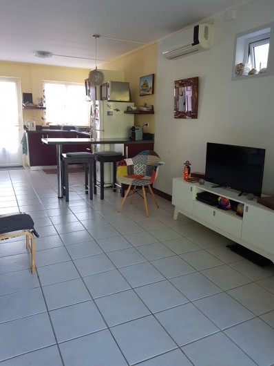 Location de vacances - Maison - Villa à Grand Baie - Vue dans le salon sur la cuisine + porte d'entrée