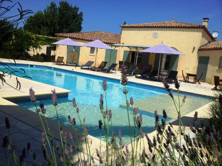 Location de vacances - Chambre d'hôtes à Vacquières - Piscine et terrasse vue du jardin