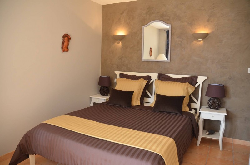 Location de vacances - Chambre d'hôtes à Vacquières - Chambre couple "Automne", vue sur la piscine