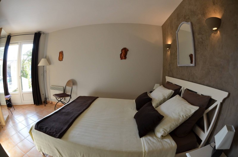 Location de vacances - Chambre d'hôtes à Vacquières - Chambre couple "Automne", vue sur la piscine