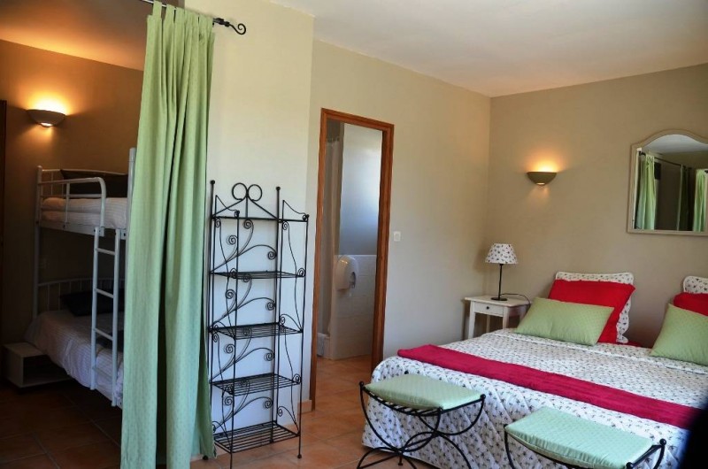 Location de vacances - Chambre d'hôtes à Vacquières - Chambre familiale "Printemps", vue sur jardin