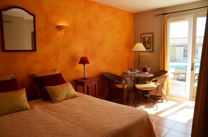 Location de vacances - Chambre d'hôtes à Vacquières - Chambre familiale "Été", vue sur piscine