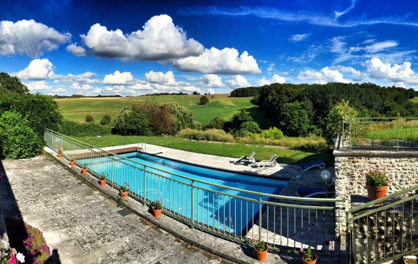 Location de vacances - Gîte à Vicq-sur-Gartempe - La piscine en pleine nature
