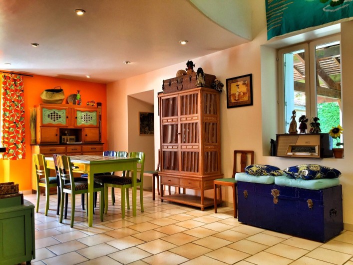 Location de vacances - Gîte à Vicq-sur-Gartempe - Coin bibliothèque thématique "les Indépendances" année 60