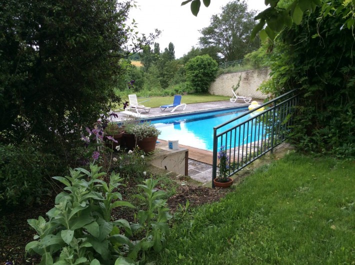 Location de vacances - Gîte à Vicq-sur-Gartempe - Accès direct à la piscine à partir du jardin privatif