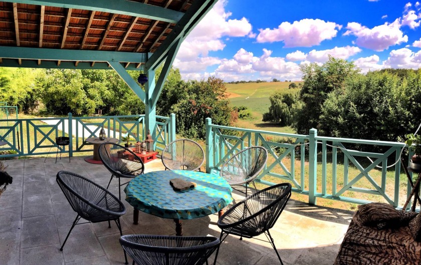 Location de vacances - Gîte à Vicq-sur-Gartempe - Terrasse salle à manger extérieure abritée et son petit  "maquis"