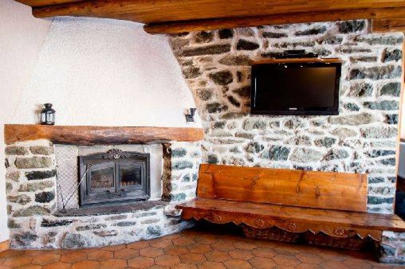 Location de vacances - Chalet à Saint-Véran - Le coin cheminée avec écran plat et lecteur Blu-Ray