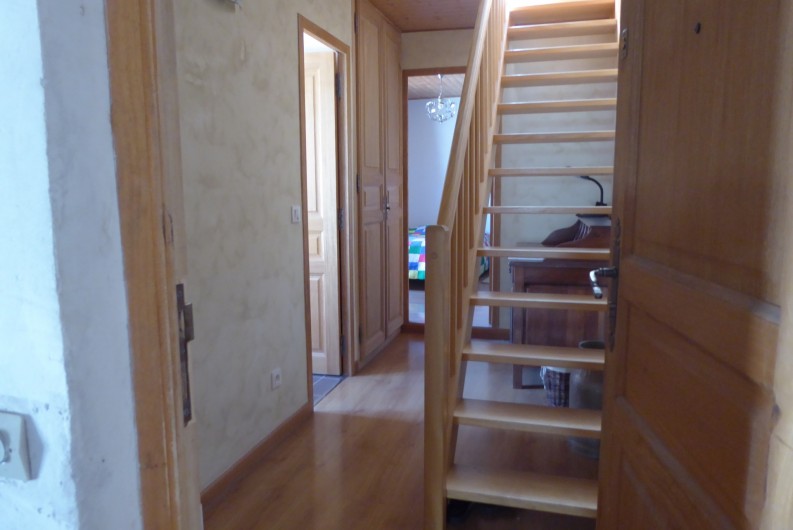 Location de vacances - Appartement à Embrun - Duplex, cuisine et séjour en haut, salle de bains et chambre en bas