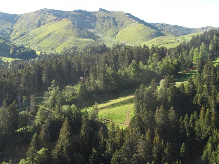 Location de vacances - Appartement à Super Lioran - Vue du balcon l'été