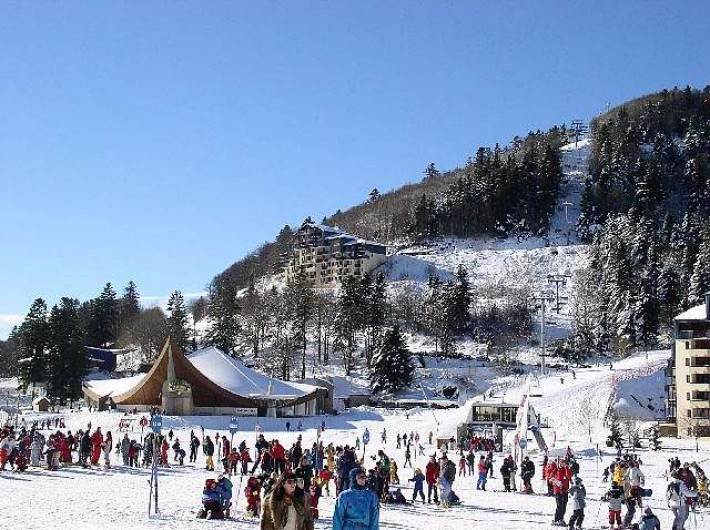 Location de vacances - Appartement à Super Lioran - La résidence en arrière plan