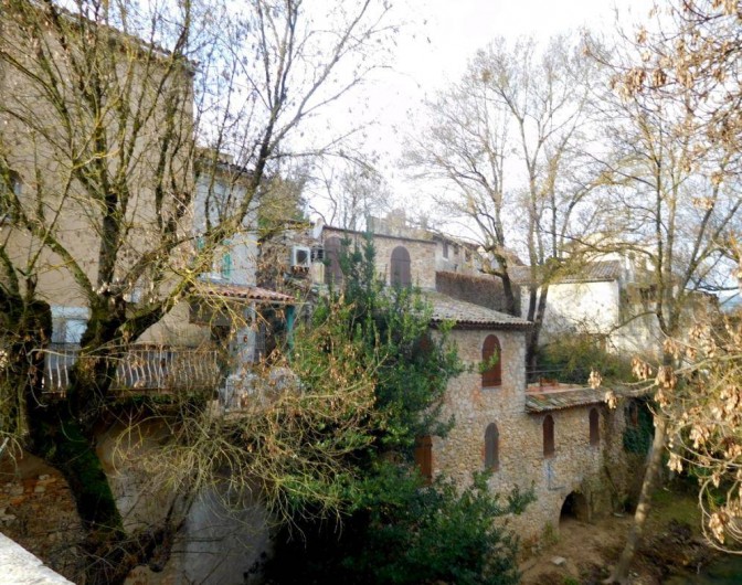 Location de vacances - Maison - Villa à Correns - La maison blanche aux volets verts avec la terrasse éclairée avec barbecue