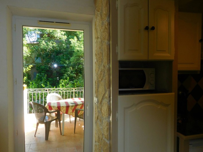 Location de vacances - Maison - Villa à Correns - La cuisine donnant sur la terrasse