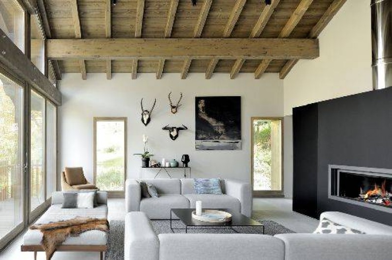 Location de vacances - Chalet à Saint-Martin-de-Belleville - Vue du Salon double hauteur avec cheminée.