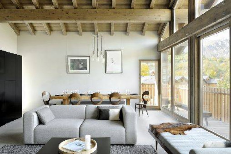 Location de vacances - Chalet à Saint-Martin-de-Belleville - Vue du salon double hauteur coin repas.