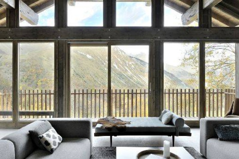Location de vacances - Chalet à Saint-Martin-de-Belleville - Vue du salon double hauteur sur la montagne.