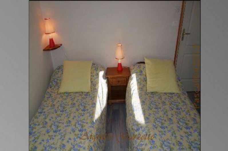 Location de vacances - Gîte à Pleudihen-sur-Rance - chambre 2 lits 0,80/200
ou lit 160/200