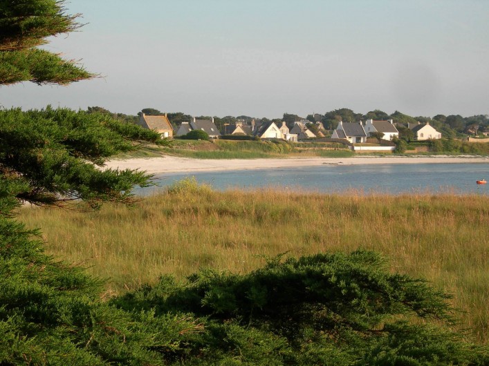 Location de vacances - Villa à Portsall - Vue depuis une fenêtre de chambre.