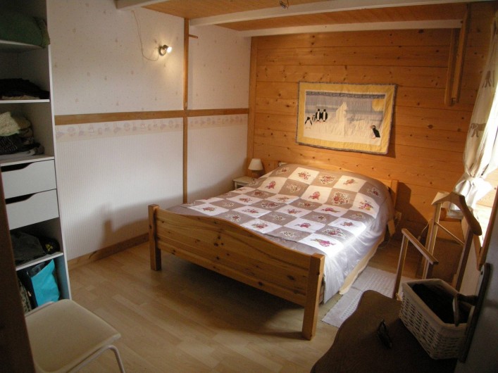 Location de vacances - Villa à Portsall - Chambre du bas, isolée phoniquement, chauffage électrique.