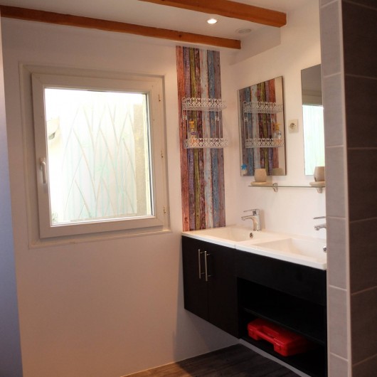 Location de vacances - Villa à Portsall - Salle de bains ; 2 vasques, 1 douche, seche cheveux, radiateur.