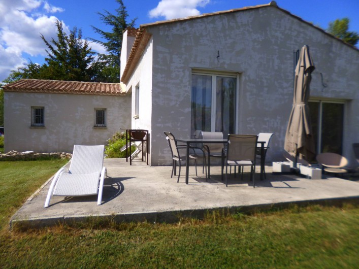 Location de vacances - Villa à Saint-Côme-et-Maruéjols - La terrasse plein sud....