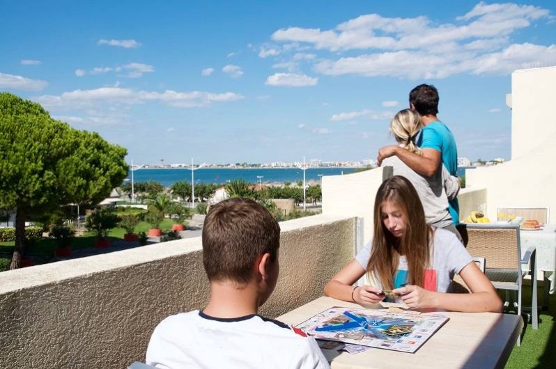 Location de vacances - Appartement à Le Grau-du-Roi - Le balcon du double studio avec vue sur mer