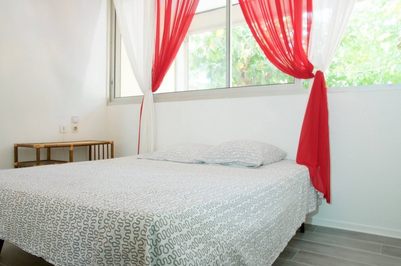 Location de vacances - Appartement à Le Grau-du-Roi - Chambre de l'appartement du rdc (climatisée)
