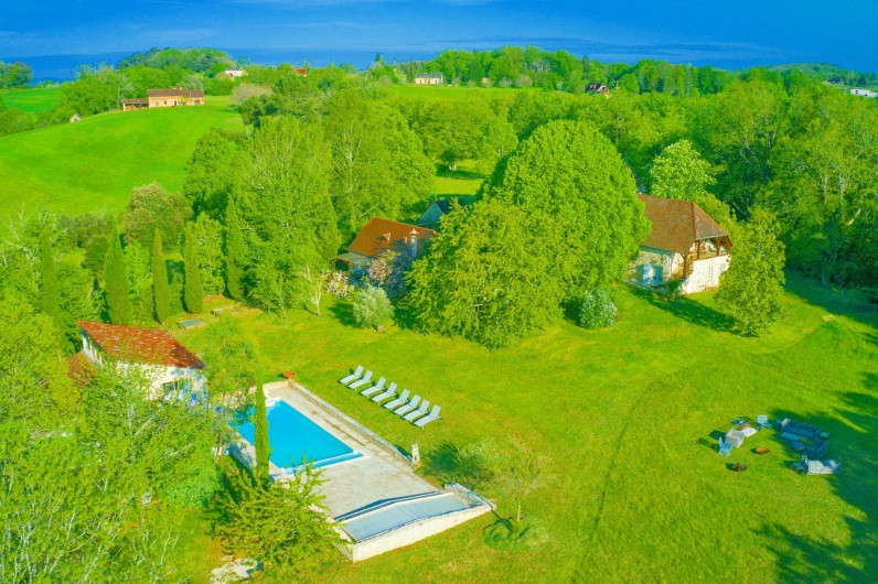 Location de vacances - Villa à Simeyrols - Corps de ferme principal sur prairie voisine espace détente 1 ha  à partager