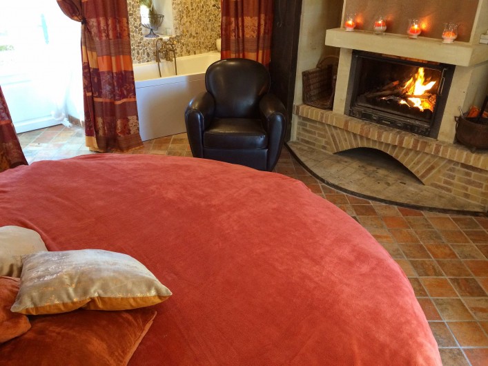 Location de vacances - Villa à Simeyrols - Chambre Parentale du Rdc Pièce & lit ronds  Ø 240cm & sa salle de bain