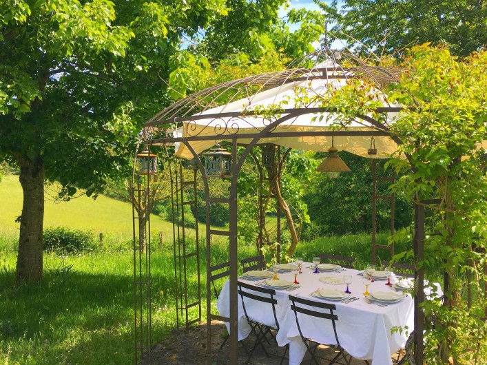 Location de vacances - Villa à Simeyrols - Pergola pour repas à l'ombre en attendant que le tilleul s'étoffe