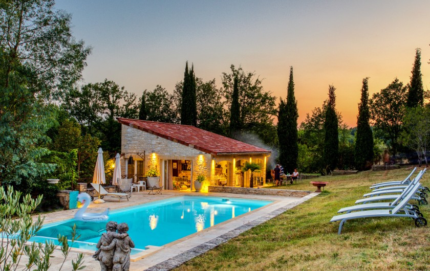 Location de vacances - Villa à Simeyrols - Préau 60m2 : salle  de jeux, sanitaires, kitchenette & salle à manger d'été