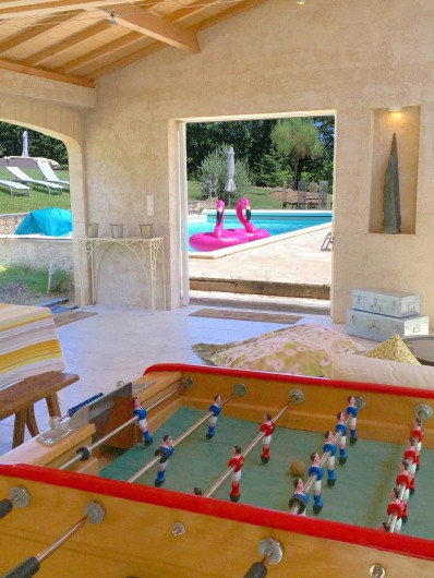 Location de vacances - Villa à Simeyrols - Préau avec de nombreux jeux : baby-foot, table de ping-pong, pétanque...