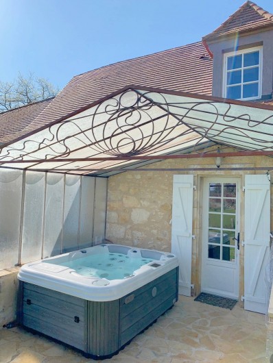 Location de vacances - Villa à Simeyrols - Petite véranda, avec Jacuzzi  privatif à disposition de mi-avril à fin oct.