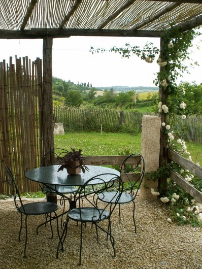 Location de vacances - Gîte à Lectoure - La pergola avec vue sur la vallée Gers