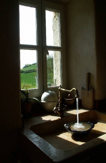 Location de vacances - Gîte à Lectoure - L'évier en pierre dans la cuisine