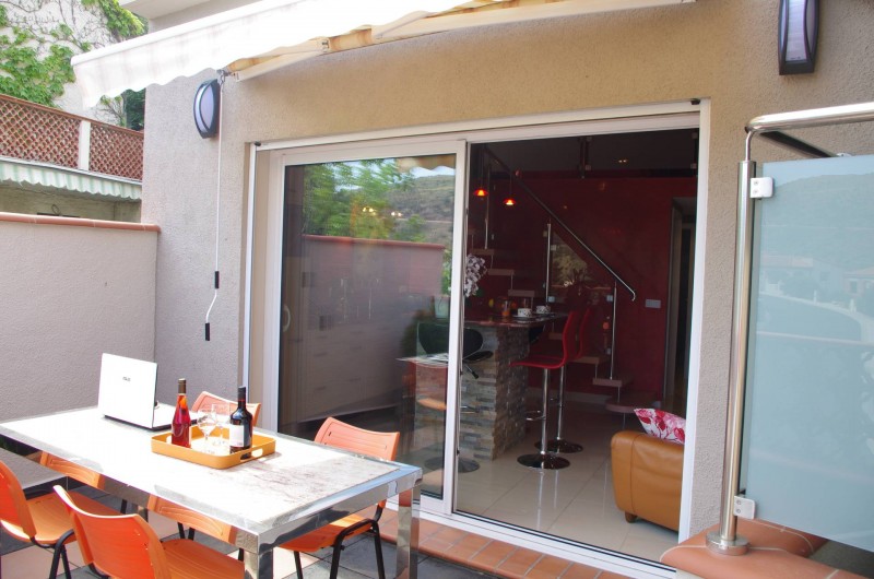 Location de vacances - Gîte à Cerbère - Terrasse de 10 M² plein sud avec salon de jardin et store