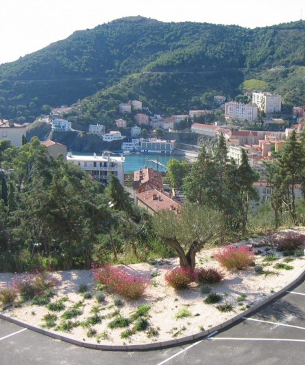 Location de vacances - Gîte à Cerbère - Vue du Gîte - Parking Communal et gratuit en face la résidence