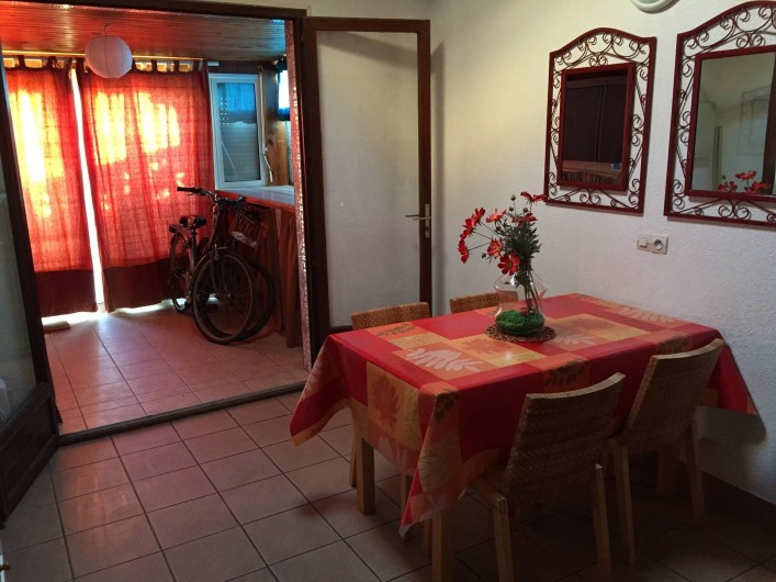 Location de vacances - Villa à Le Barcarès - Séjour et véranda