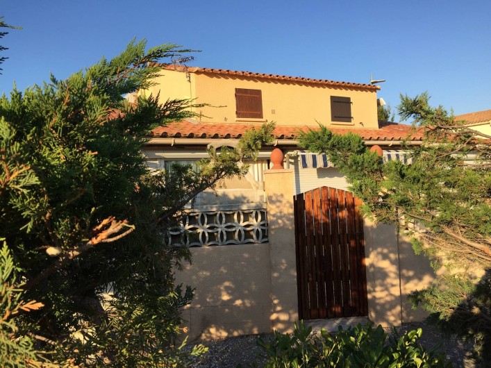 Location de vacances - Villa à Le Barcarès - Entrée sur la terrasse (parking sur chemin privatif)