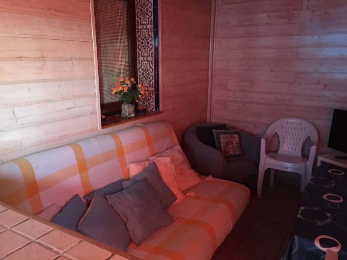 Location de vacances - Villa à Le Barcarès - Véranda avec canapé lit