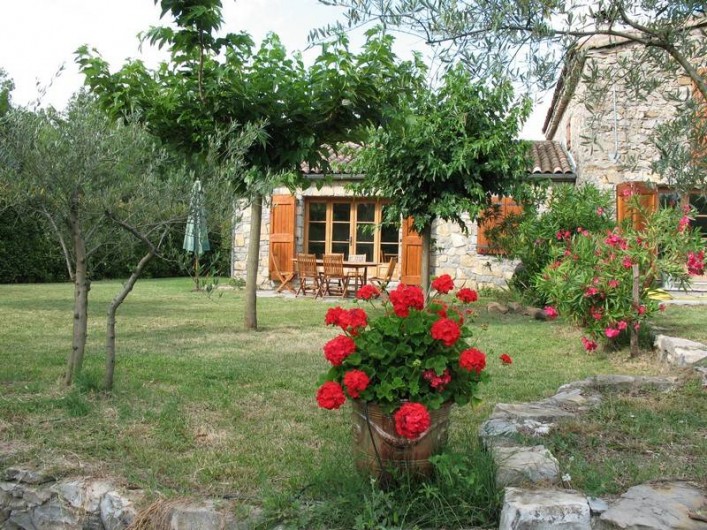 Location de vacances - Studio à Durfort-et-Saint-Martin-de-Sossenac - jardin