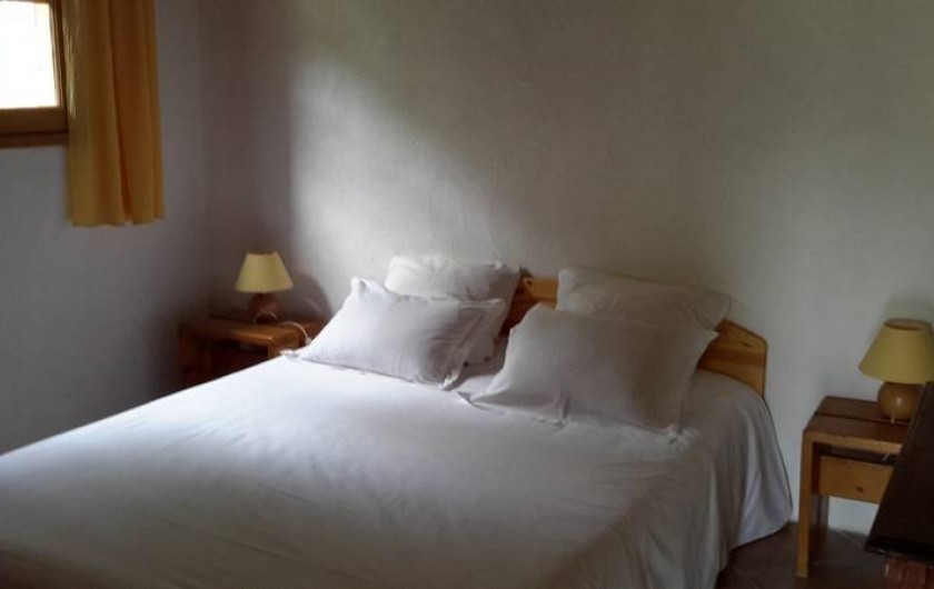 Location de vacances - Studio à Durfort-et-Saint-Martin-de-Sossenac - chambre lit 140