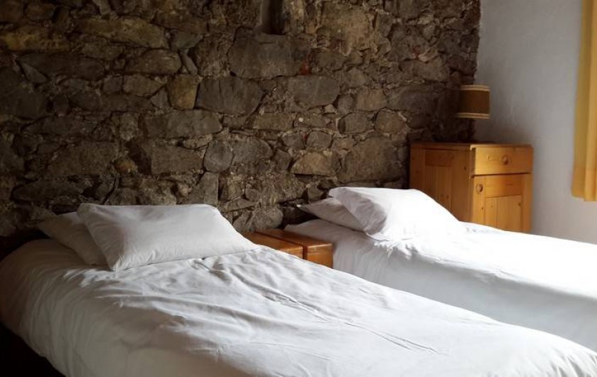 Location de vacances - Studio à Durfort-et-Saint-Martin-de-Sossenac - chambre lits 80