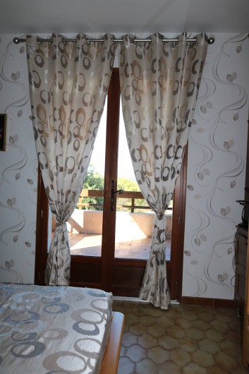 Location de vacances - Villa à Pierrefeu-du-Var - Chambre 1 avec porte fenêtre sur terrasse