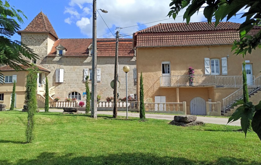 Location de vacances - Gîte à Faycelles - Maison de vacances à droite